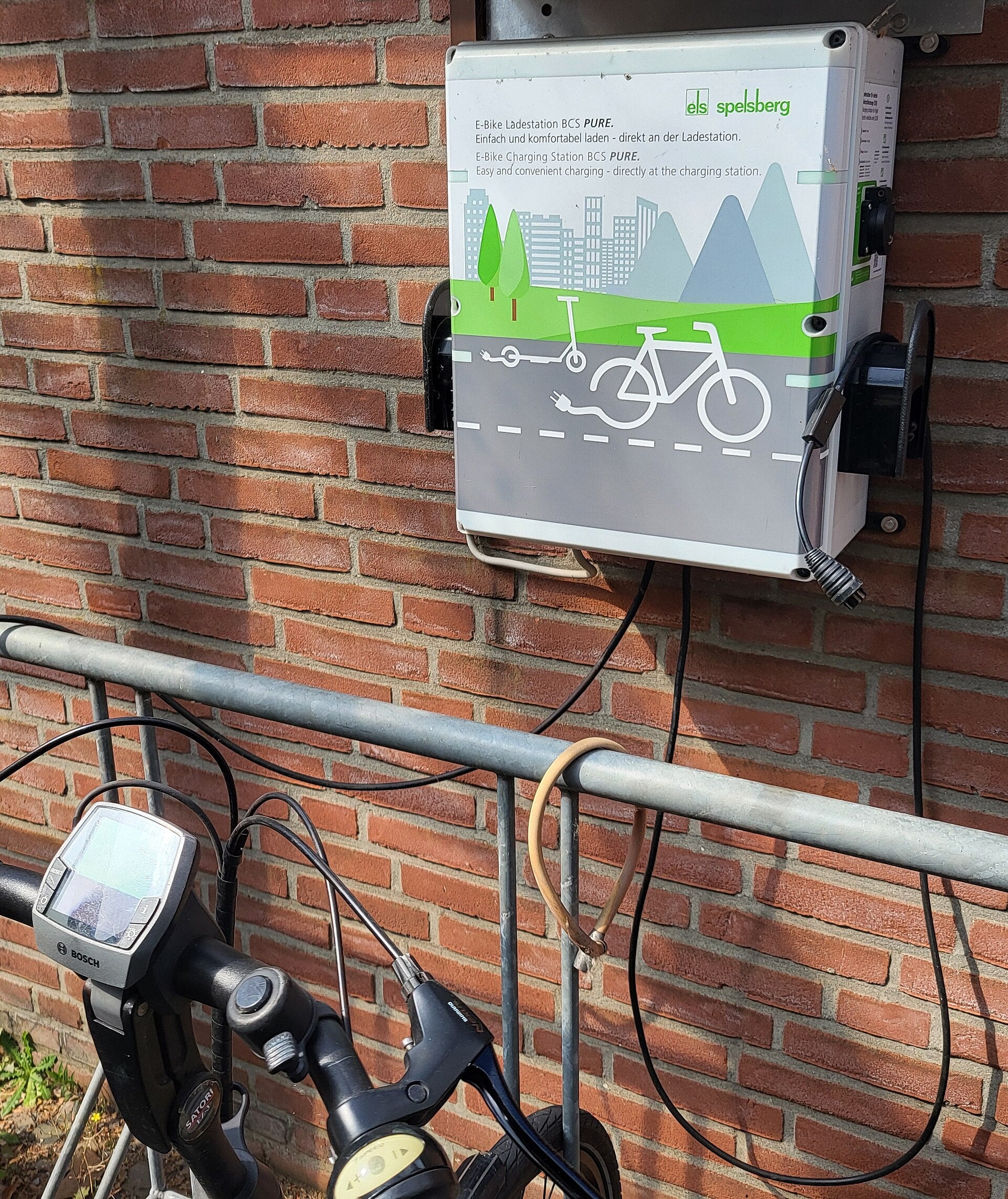 E-Bike Ladestation mit Ladeanschlüssen