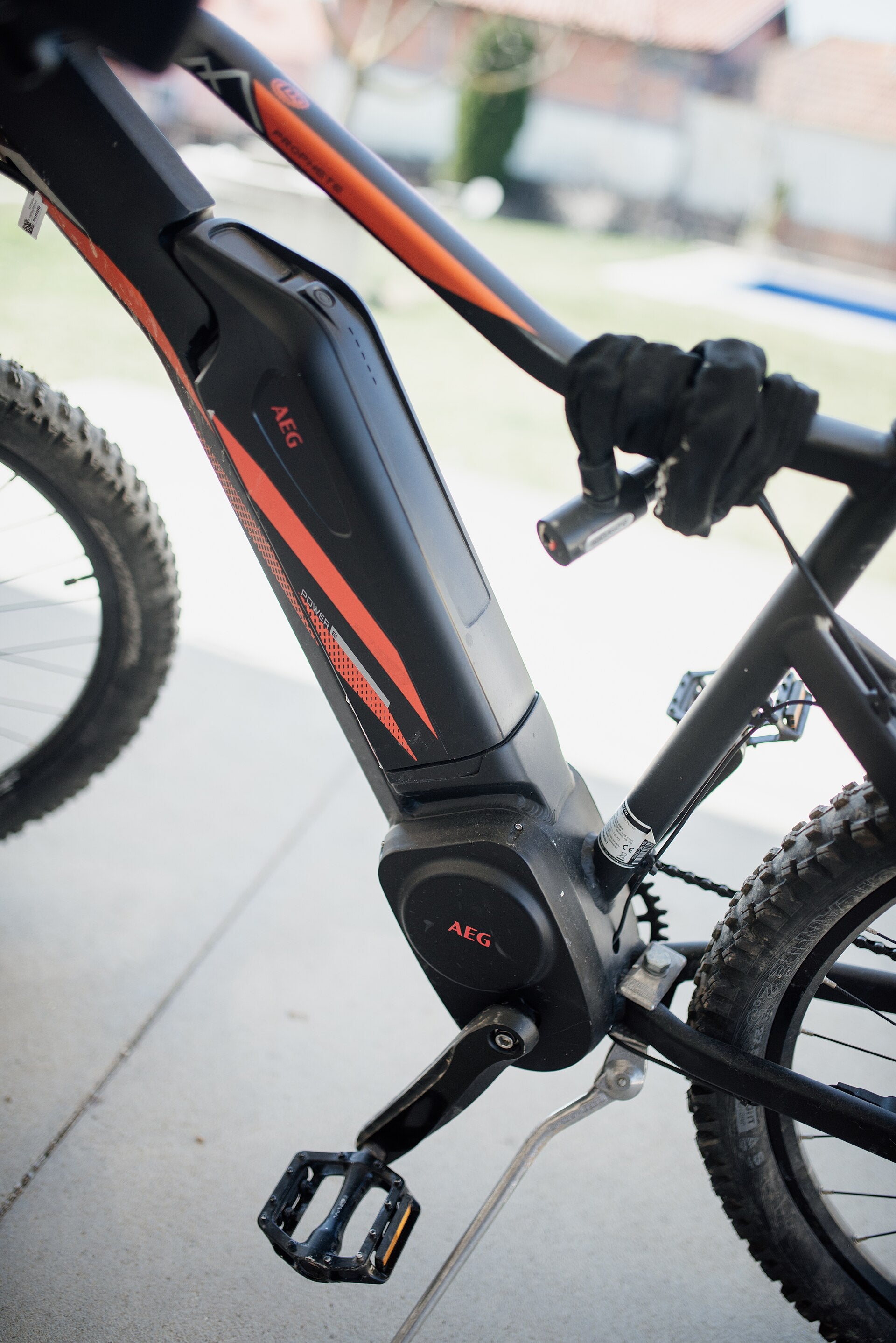 Nahaufnahme eines E-Bike-Akkus am Fahrrad